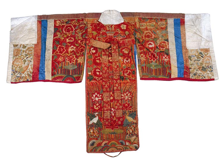 붉은 비단에 금박과 오색실로 수놓은 활옷, 18세기 작품