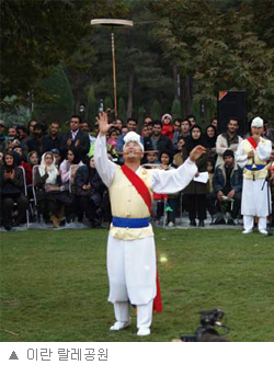 ‘히잡'여성들, 안성남사당 머스마한테 꽂혔네