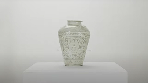 [EN] [분청사기 온라인 특별전_Highlight #7] Buncheong Jar with Sgraffito Peony and Fish Design