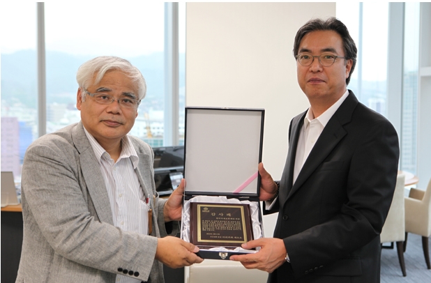 큐슈대학 100주년 감사패 전달
