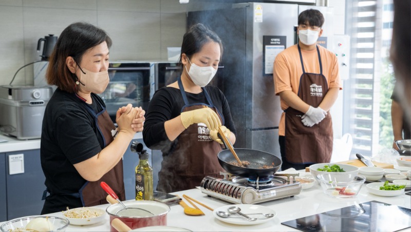 현지인 요리강사+통역 및 설명(사장님).jpg