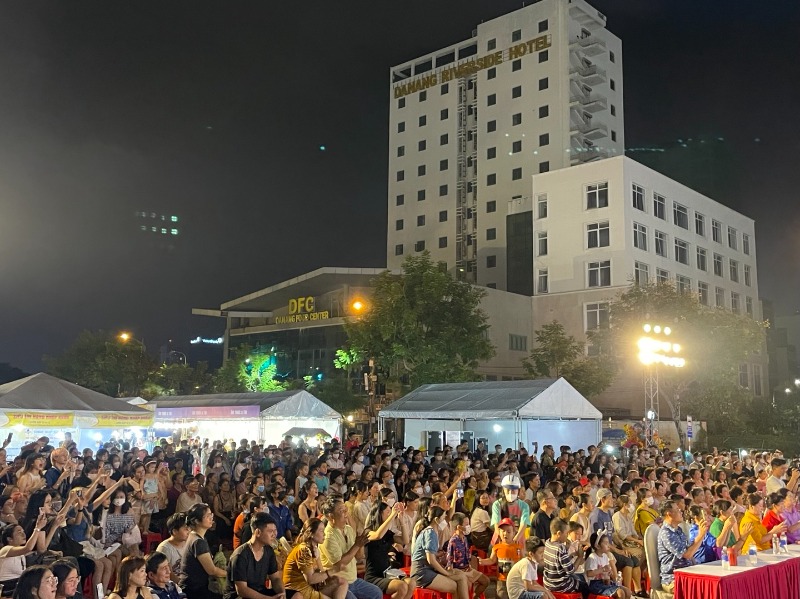 <한국음악의 밤>을 공연을 관람하는 관광객들