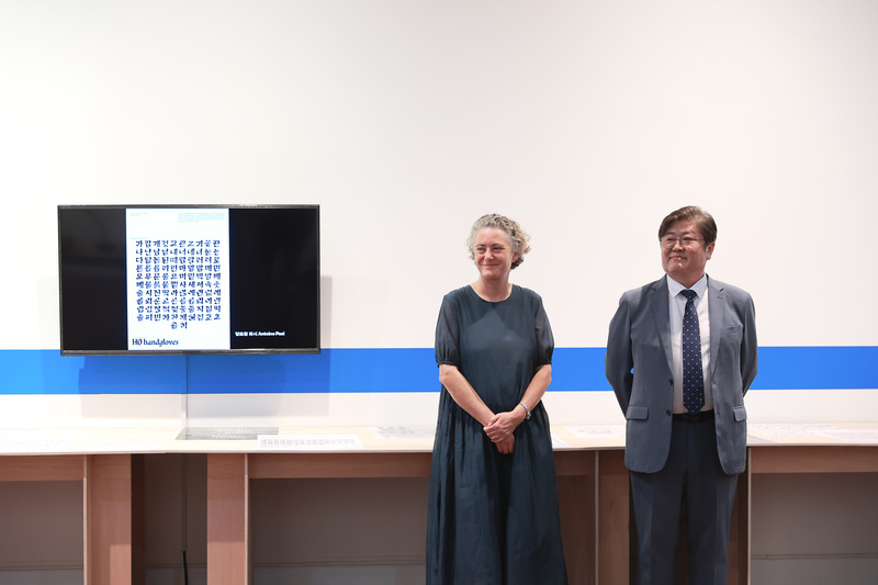 이종국 KF교류이사, H.E. Dagmar Schmidt Tartagli(다그마 슈미트 타르탈리)주한스위스대사가 관람을 지켜보고 있다