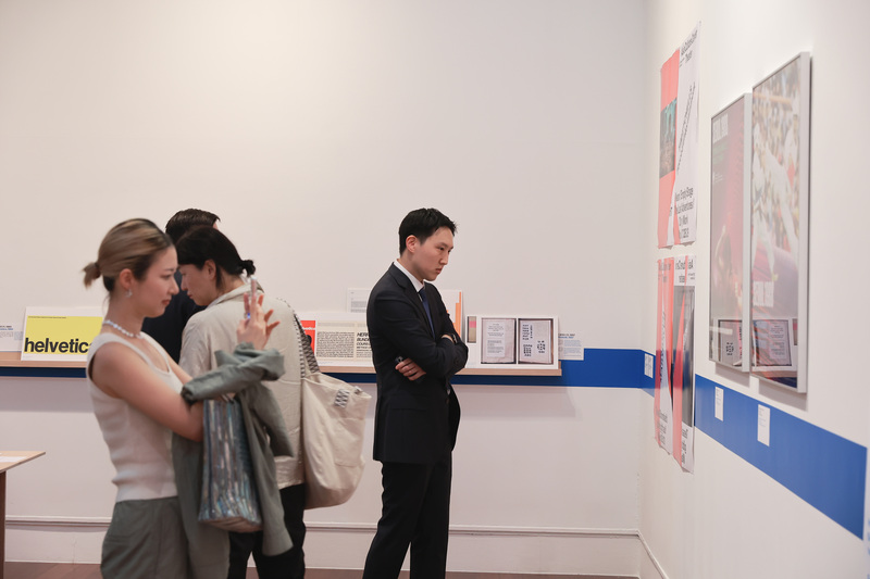 한글 헬베티카 서밋(The Hangul Helvetica Summit)을 관람하는 관광객들4