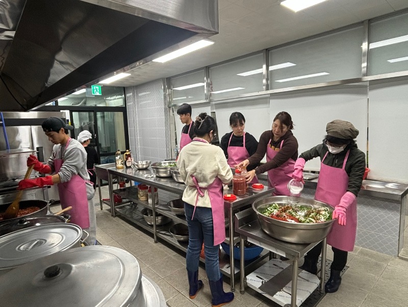 경로식당 봉사활동을 진행중인 모습2