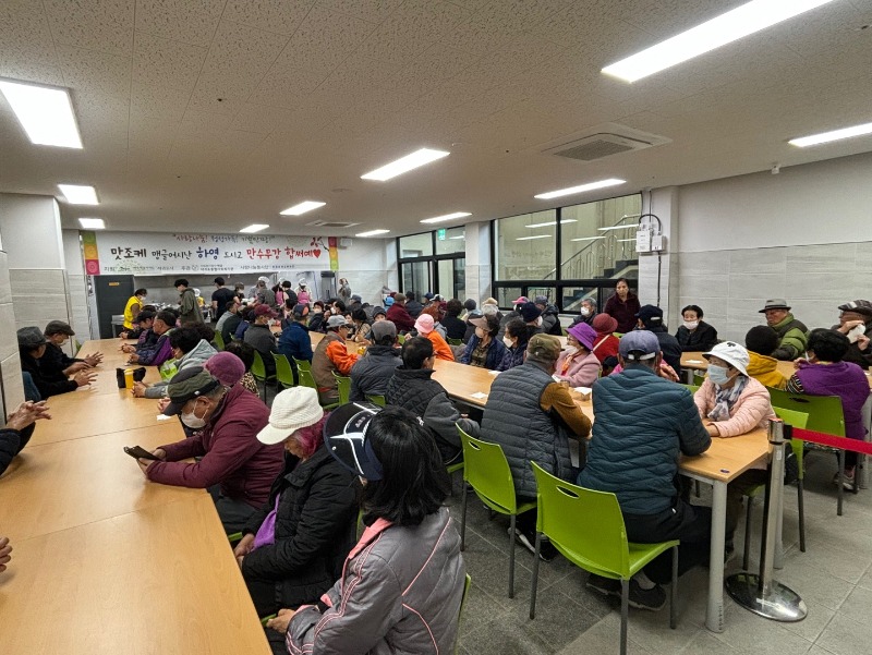 경로식당 봉사활동을 진행중인 모습3