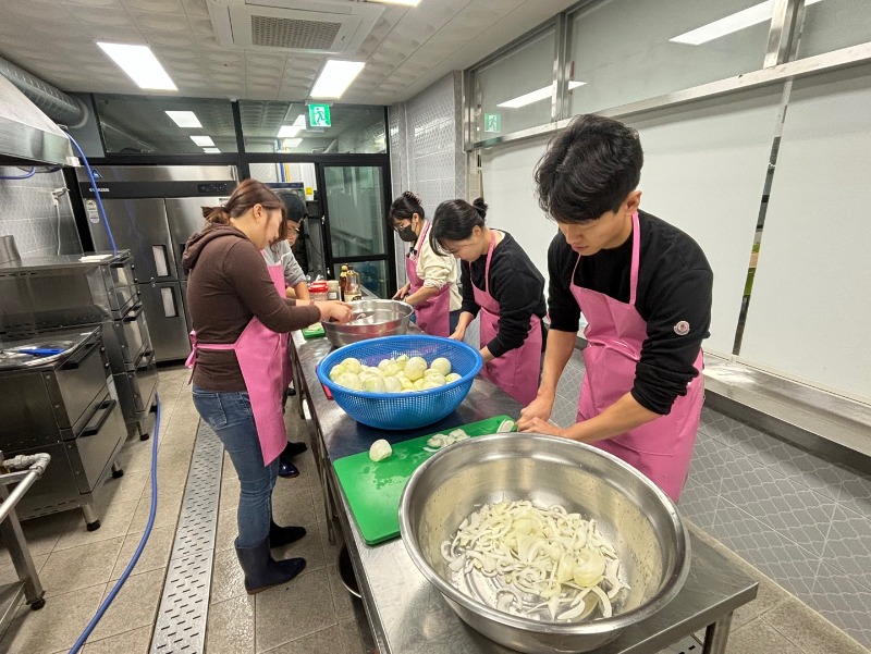 경로식당 봉사활동을 진행중인 모습1