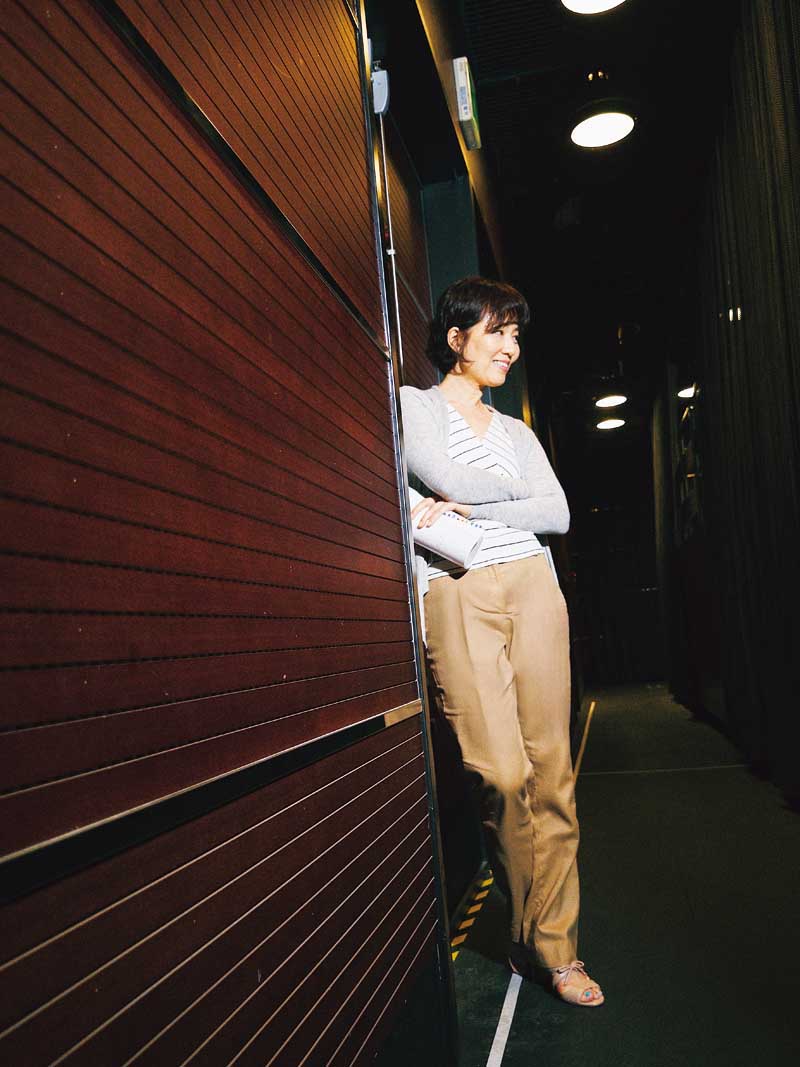 멀리서 비추는 등불 같은 연출